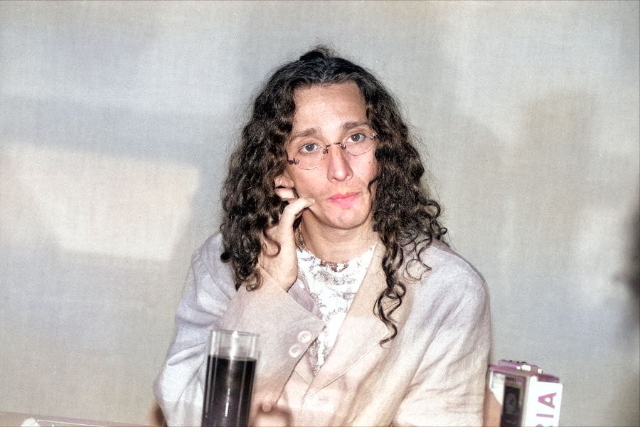 Retrato: Homem de Cabelo Comprido e Óculos