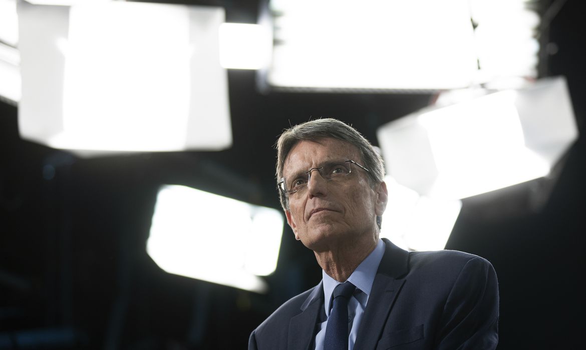 Homem sério sob luzes de estúdio