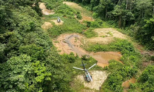Helicópteros em área desmatada na floresta tropical
