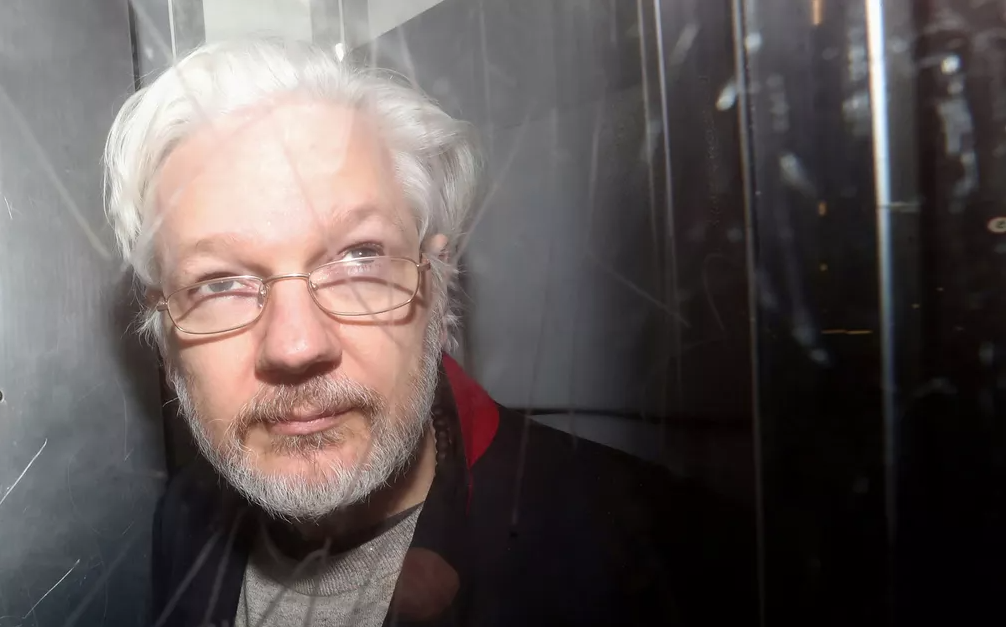Julian Assange: Olhar sério, reflexão sobre liberdade e vigilância.
