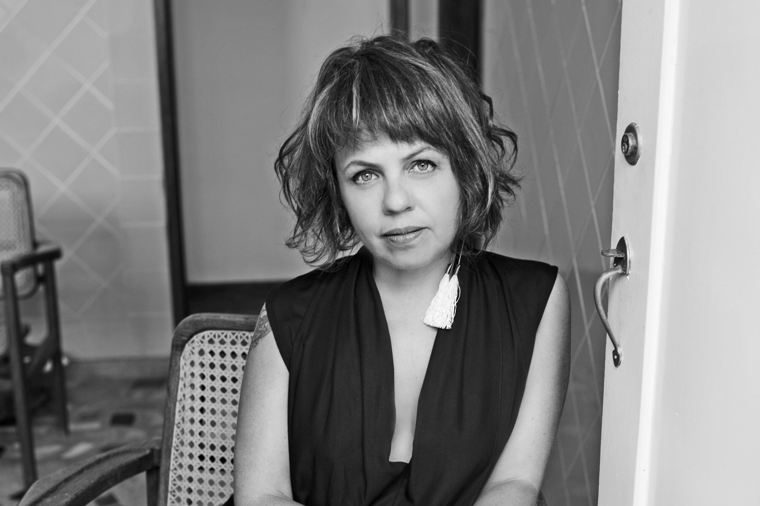 Retrato P&B de mulher com olhar direto e sério