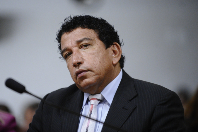 Homem sério em audiência pública: reflexão política