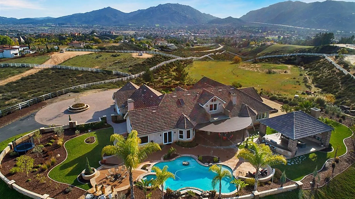 Mansão de Luxo com Piscina em Meio à Natureza e Montanhas