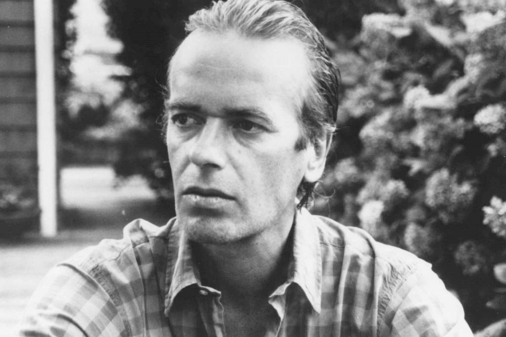 Retrato de Homem Contemplativo em Preto e Branco