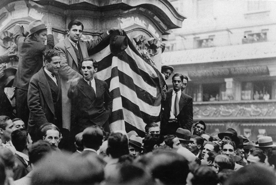 Multidão em Protesto Antifascista no Brasil