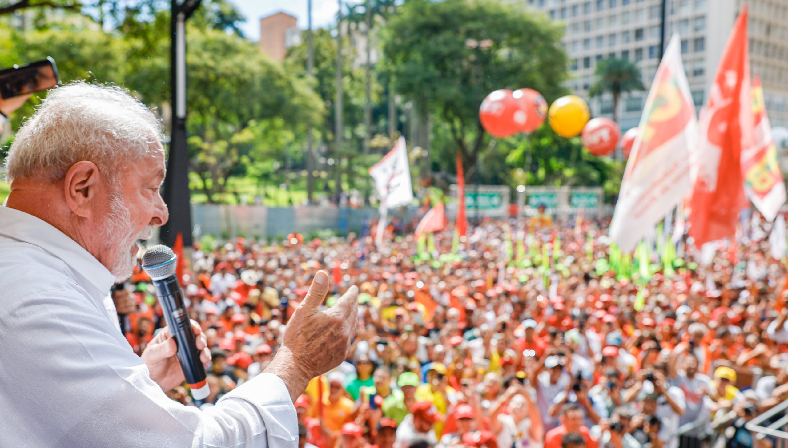Lula em Discurso Aos Apoiadores em Manifestação Política