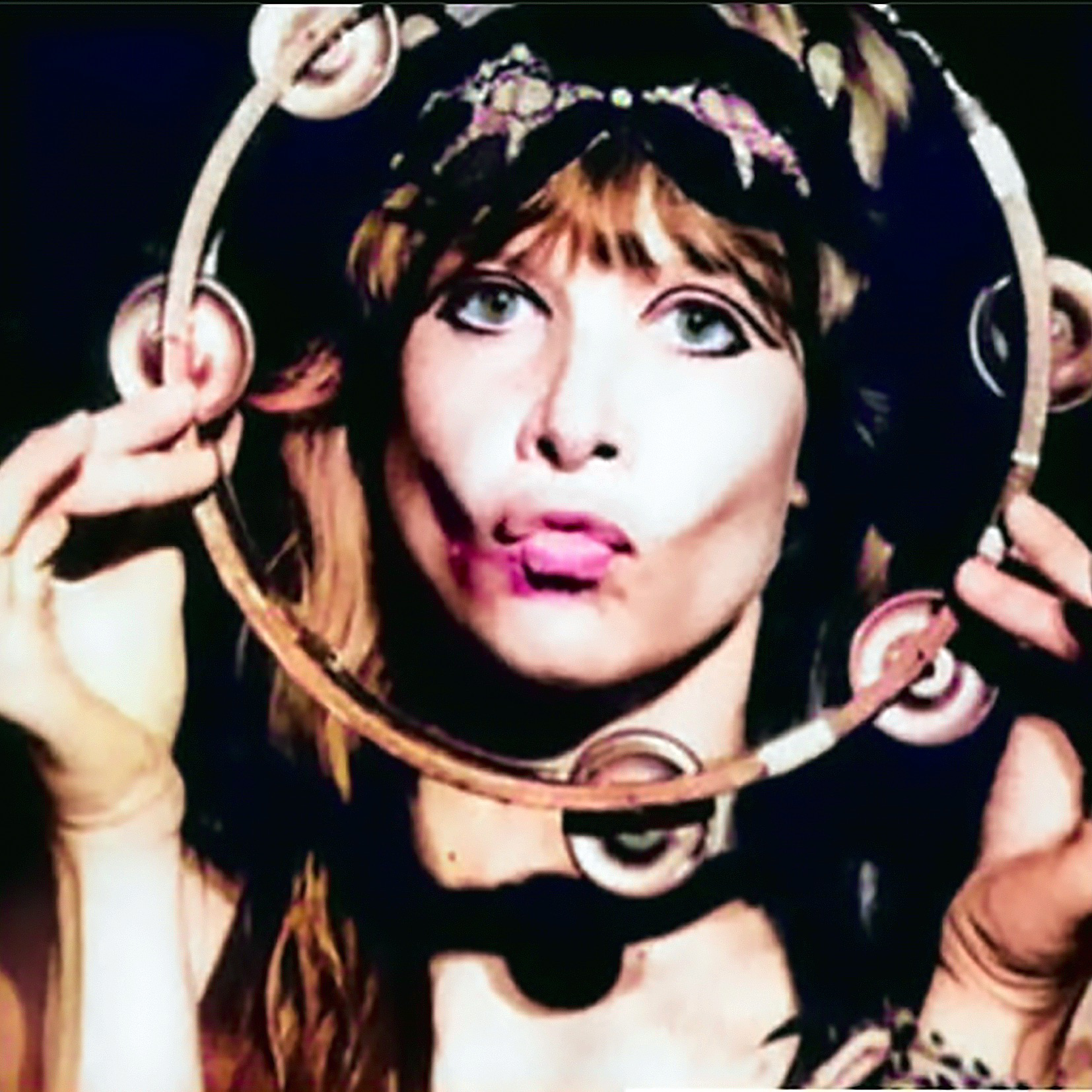 Mulher Expressiva com Pandeiro: Arte, Música e Contracultura