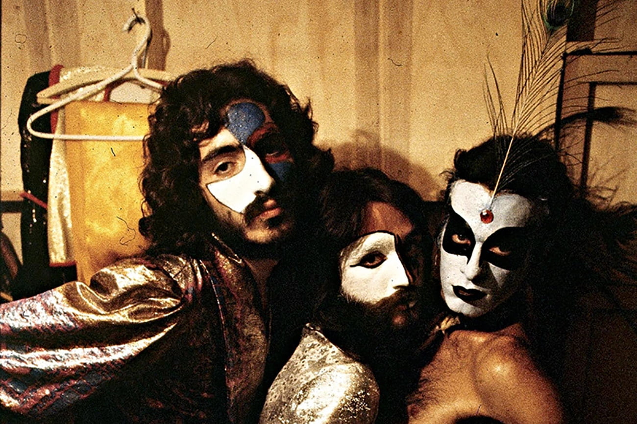 Artistas com Maquiagem Teatral e Fantasia Vintage