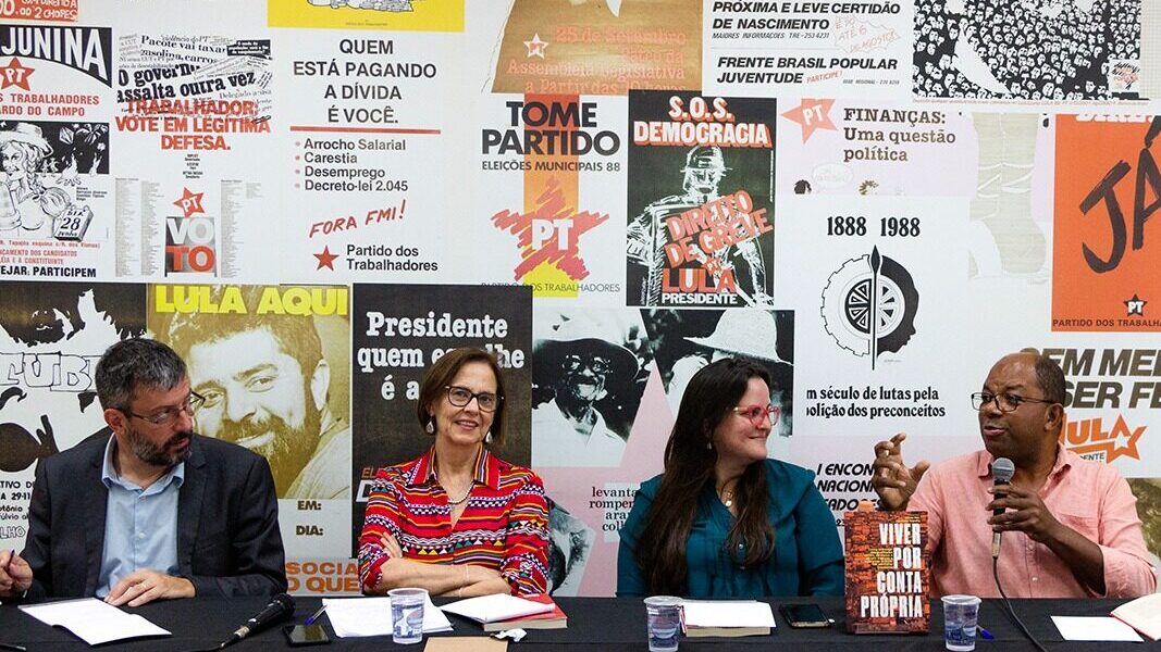Debate político e legado do PT em posters históricos.
