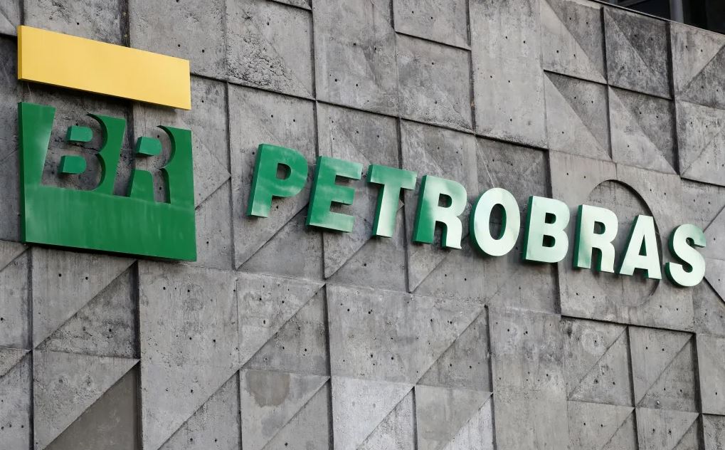 Logo Petrobras e BR em fachada de concreto