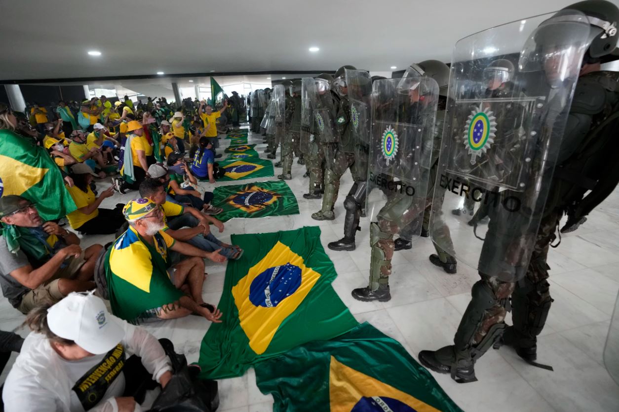 Confronto: Manifestantes e Forças Armadas no Brasil