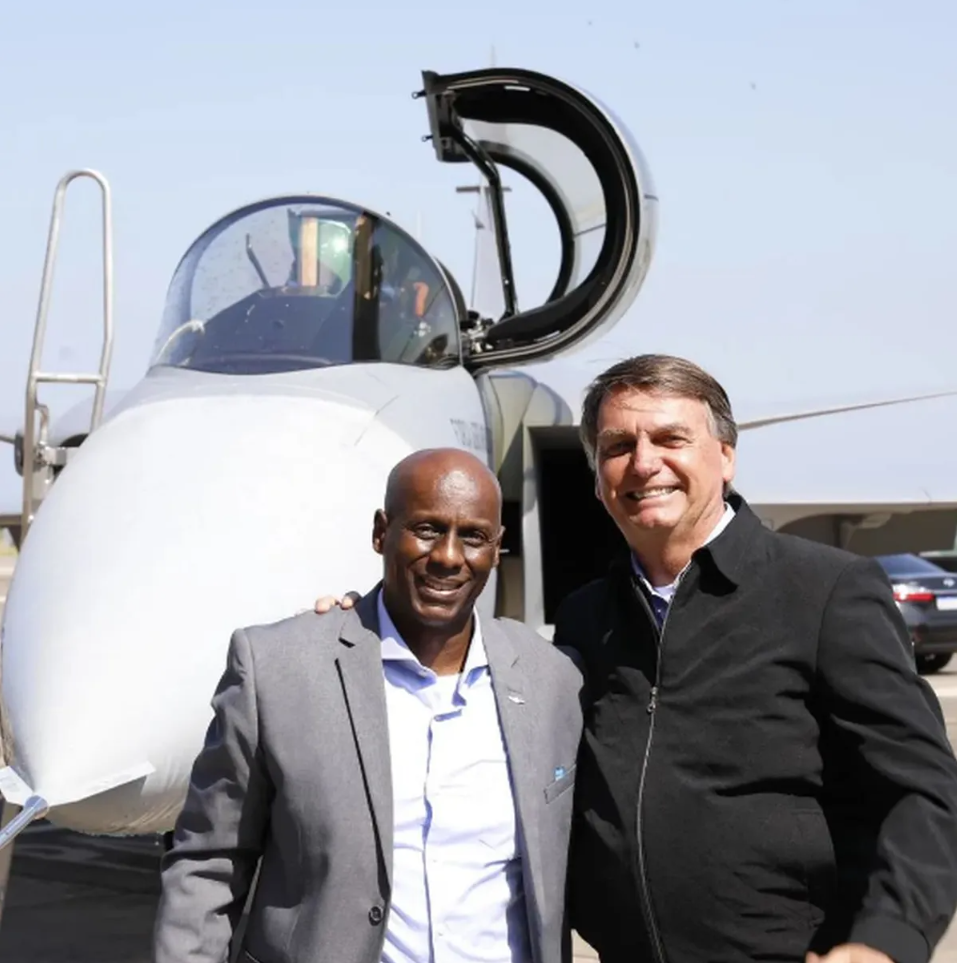 Bolsonaro e Oficial Militar em Frente a Jato Gripen