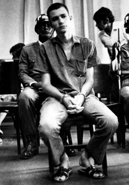 Jovem Detento Algemado em Audiência sob Vigilância