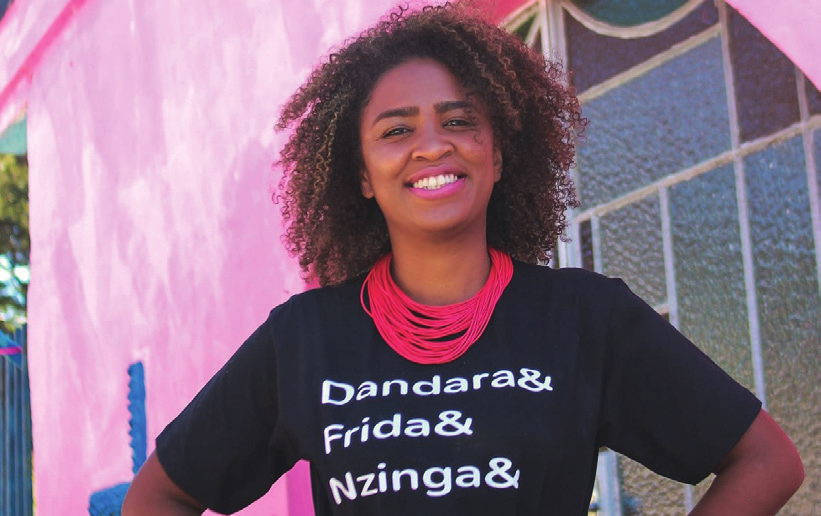 Mulher Negra Sorridente: Empoderamento Feminino e Legado Histórico