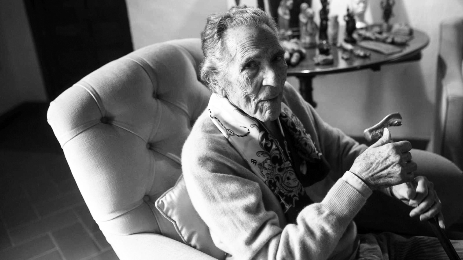 Sabedoria e Dignidade: Retrato de Mulher Idosa