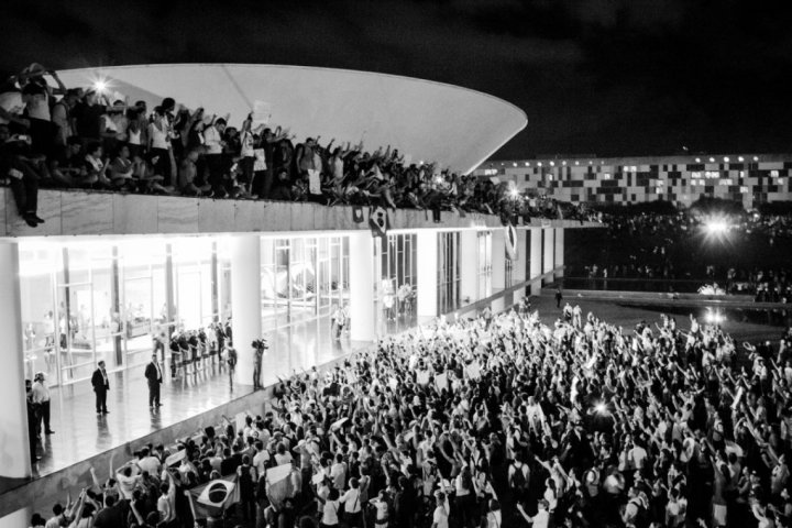 Protesto Noturno Massivo no Palácio do Planalto