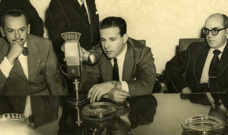 Encontro formal: Personalidades em transmissão radiofônica