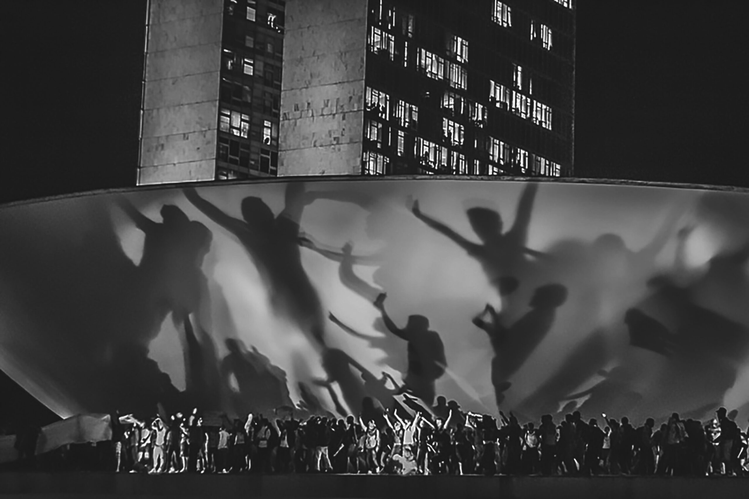 Protesto Noturno em Brasília: Sombras da Ação Coletiva