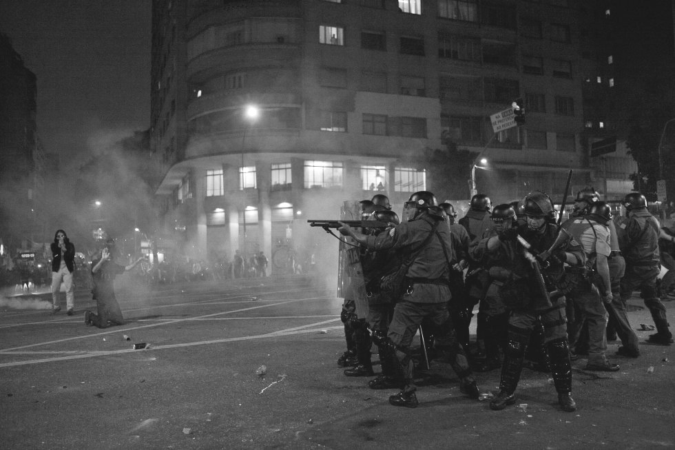 Confronto Noturno: Polícia e Manifestantes em Protesto Urbano