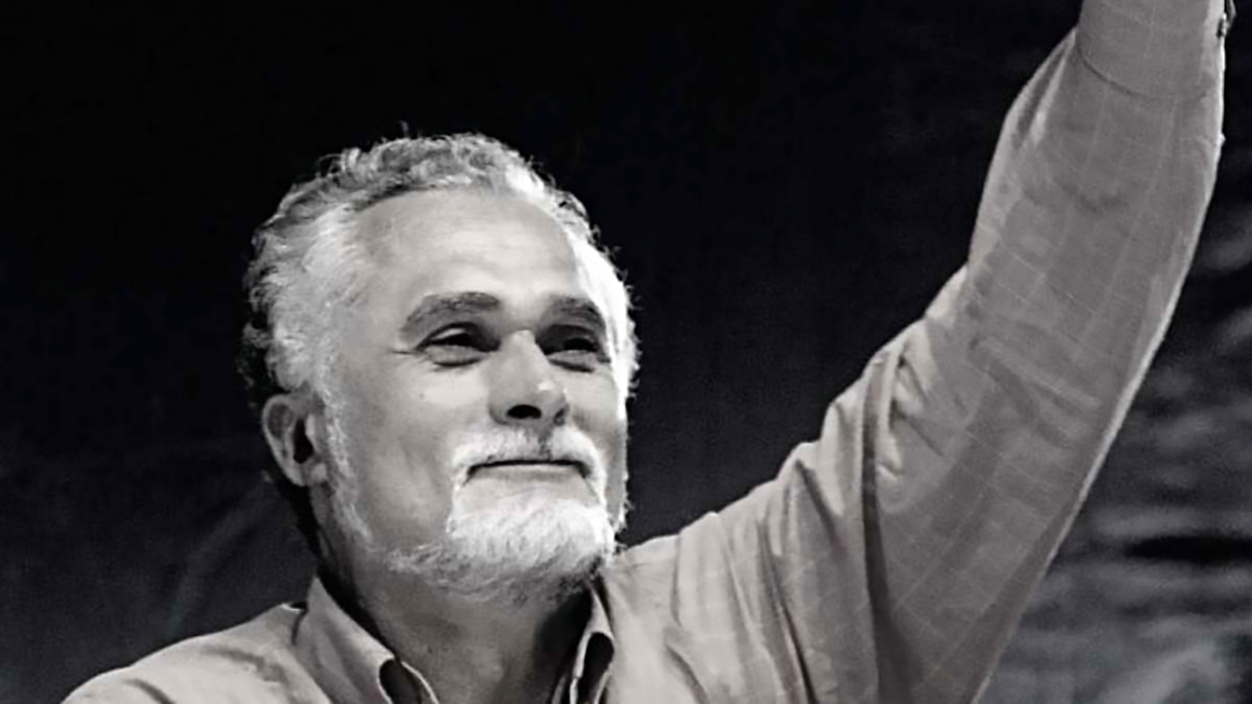 Líder inspirador com braço erguido e sorriso otimista.