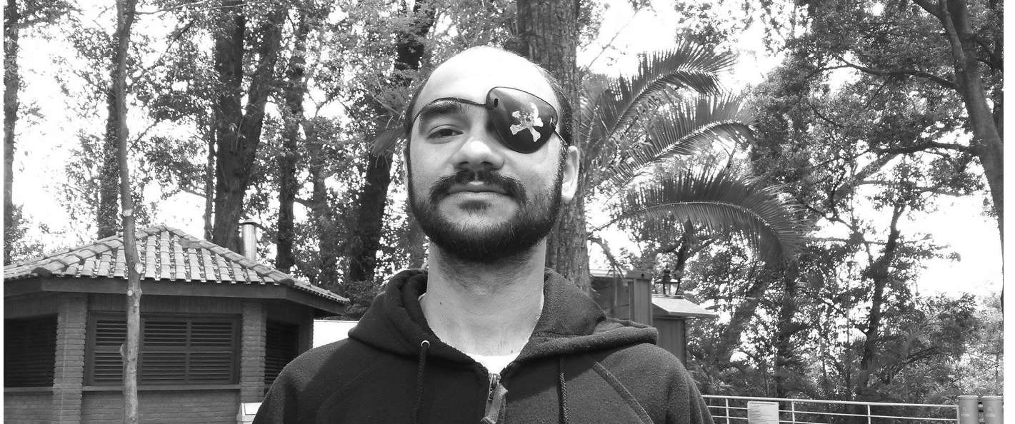 Homem com Tapa-Olho de Pirata em Retrato Preto e Branco