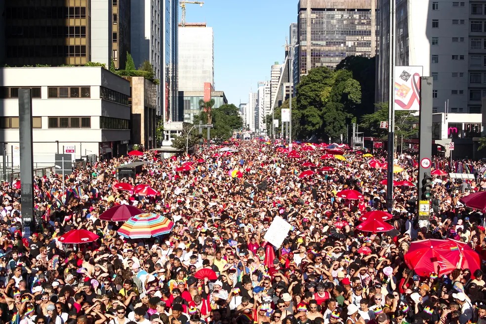 Multidão em Rua Urbana: Parada da Diversidade