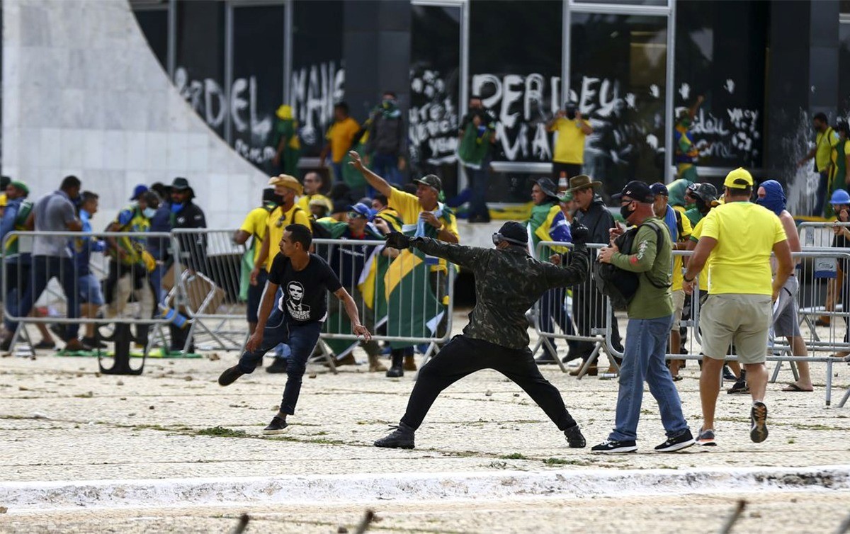 Confronto e violência em manifestação política no Brasil