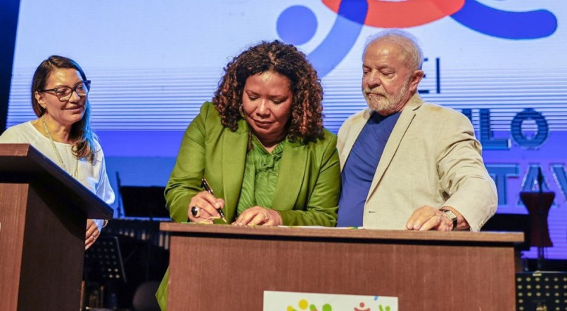 Presidente Lula e Ministra Anielle Franco em Cerimônia de Assinatura