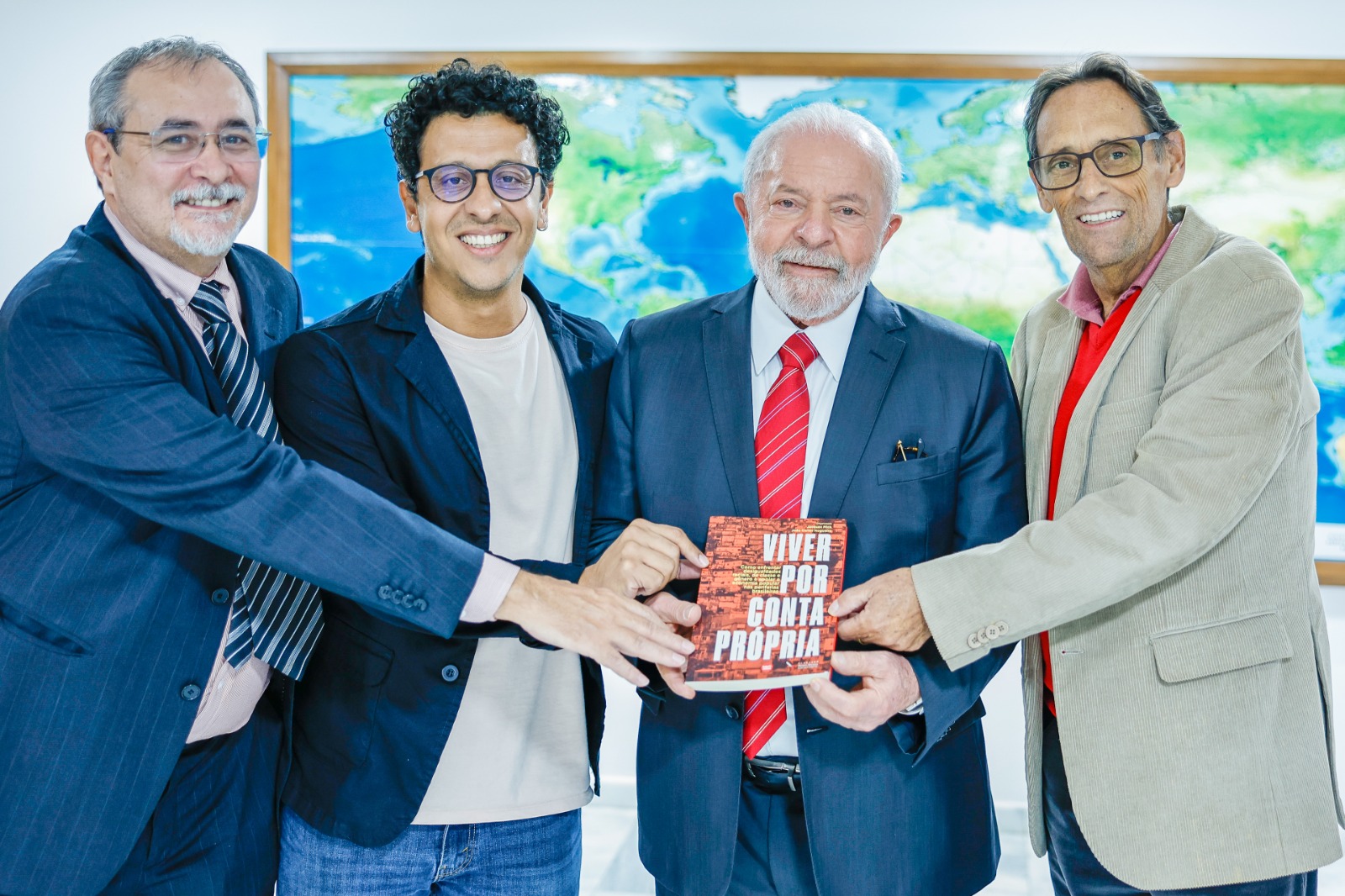 Presidente Lula recebe livro Viver por Conta Própria da Fundação Perseu Abramo