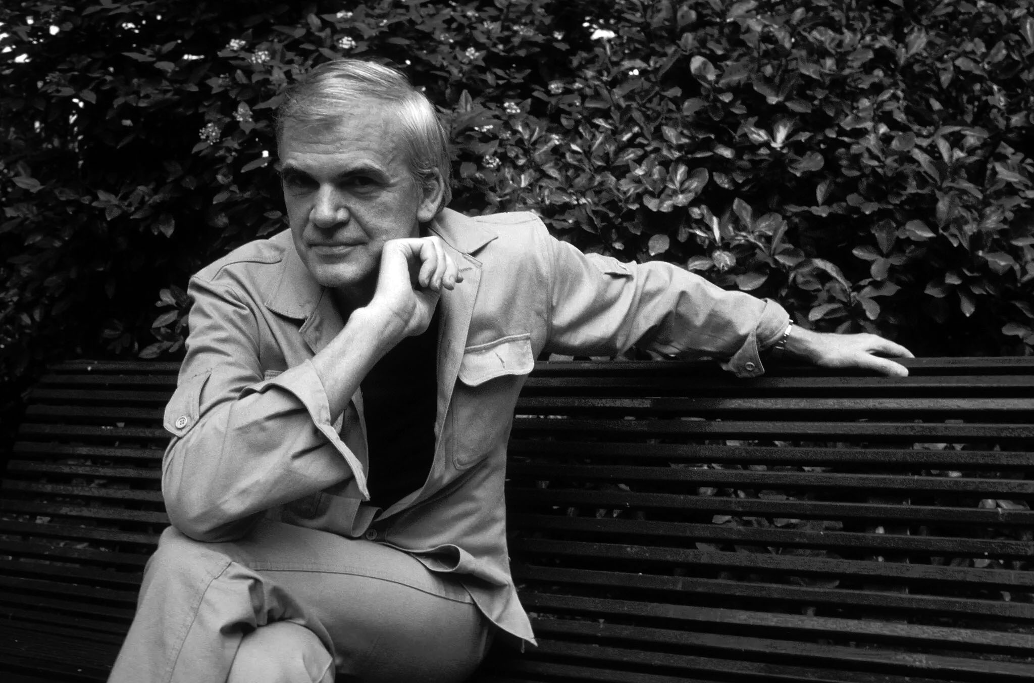 Homem em Reflexão Sentado em Banco