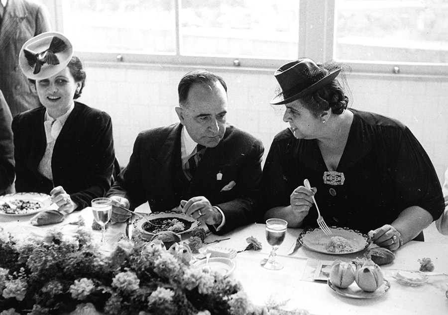 Encontro Formal à Mesa: Figuras em Conversa