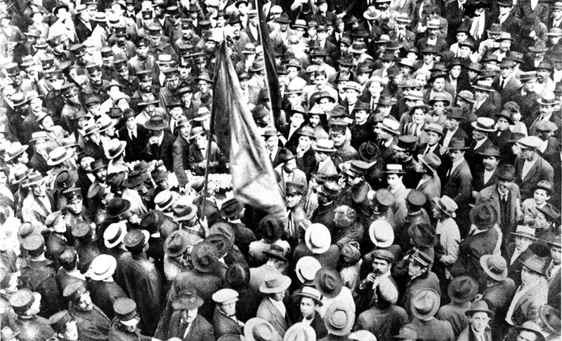 Multidão em Manifestação Política Histórica com Bandeiras