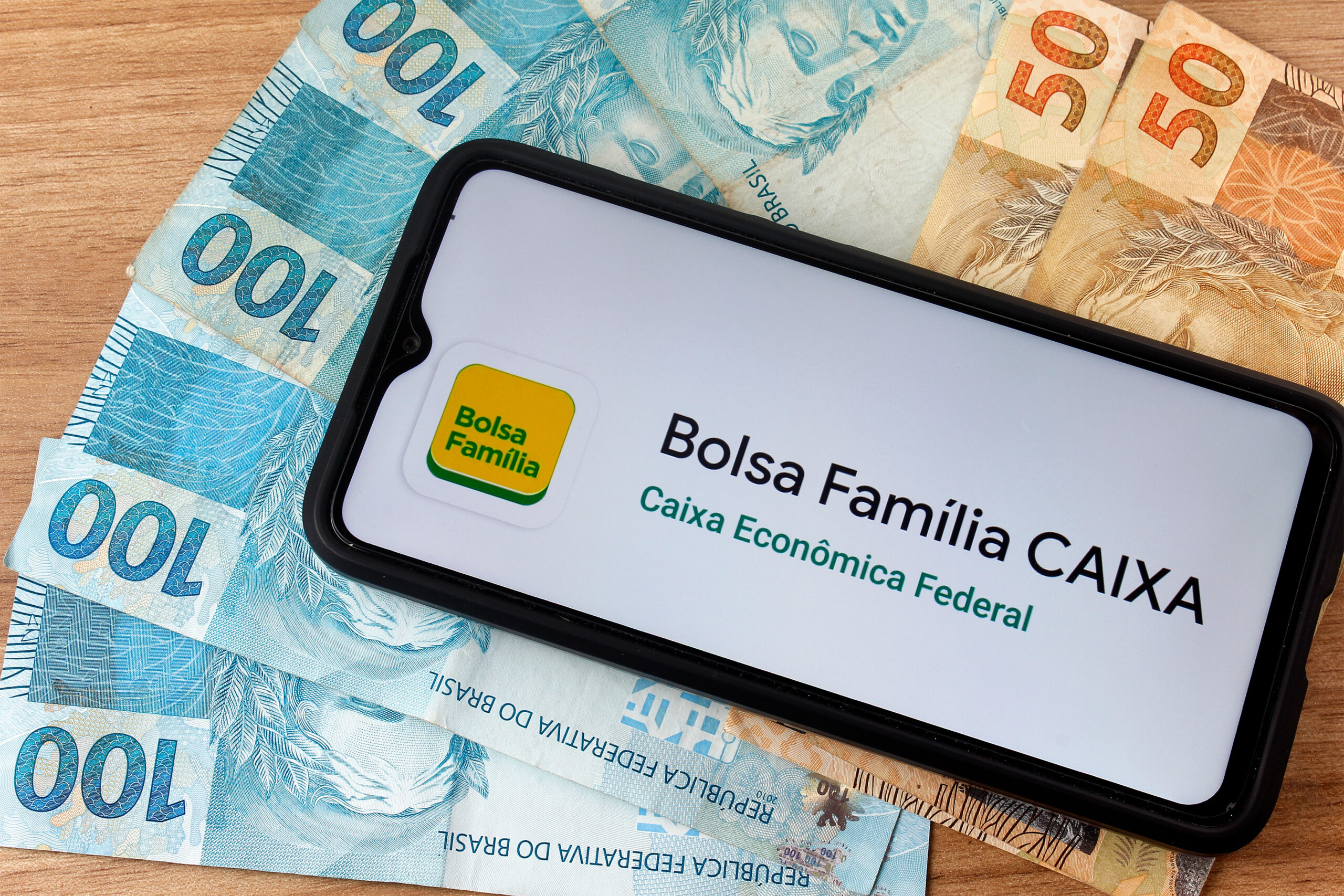 Bolsa Família no celular com dinheiro brasileiro