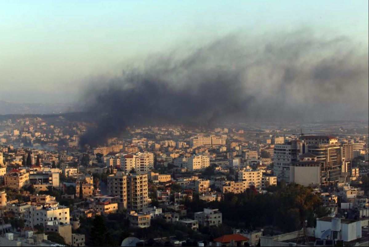 Conflito Urbano: Cidade Sob Pesada Fumaça