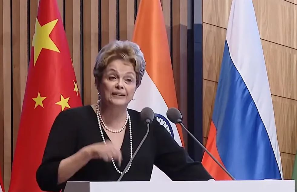 Dilma Rousseff e as bandeiras dos BRICS
