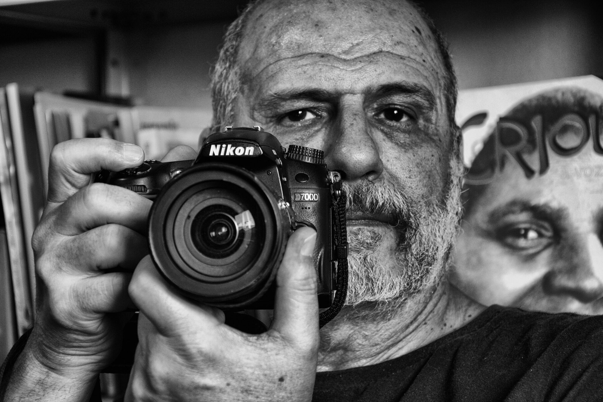 Retrato: Fotógrafo com Nikon D7000 em Preto e Branco