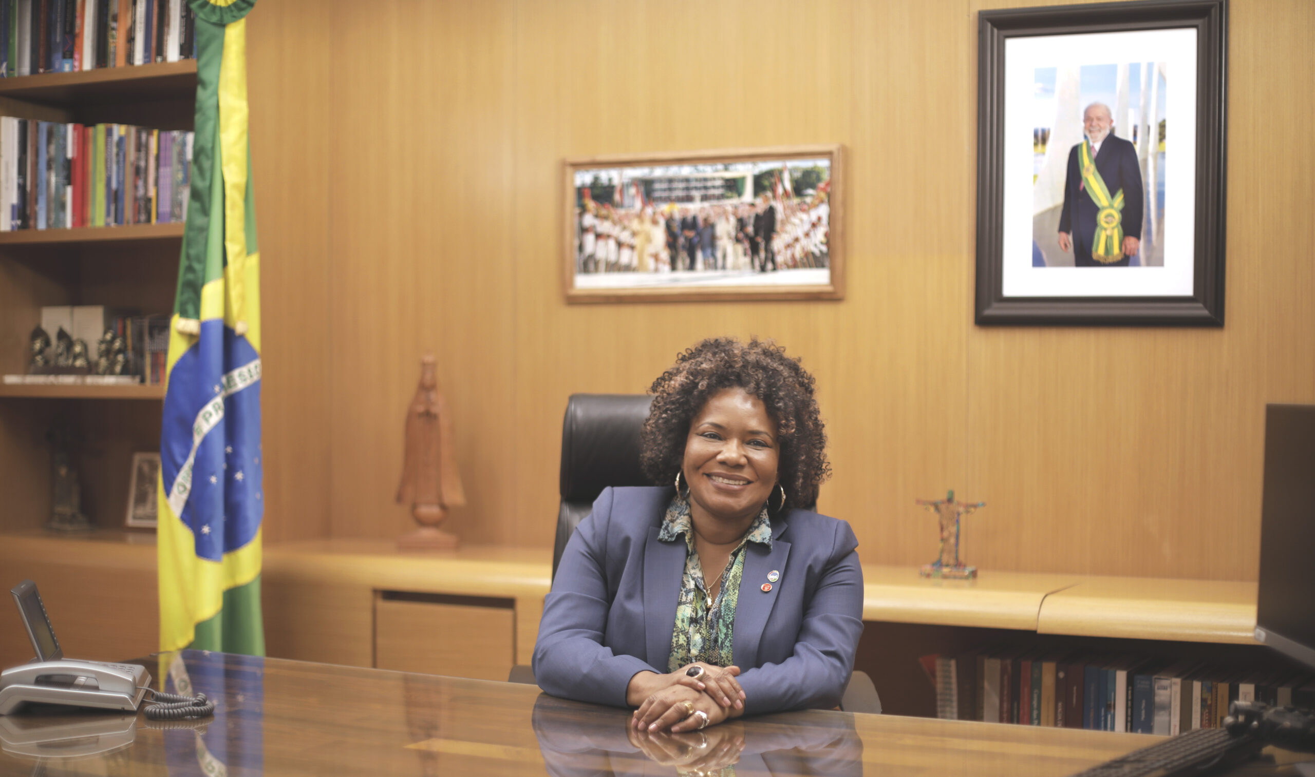 Mulher negra, líder, sorriso acolhedor em gabinete oficial