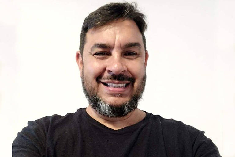 Retrato de Homem Sorridente com Barba para Fundação Perseu Abramo