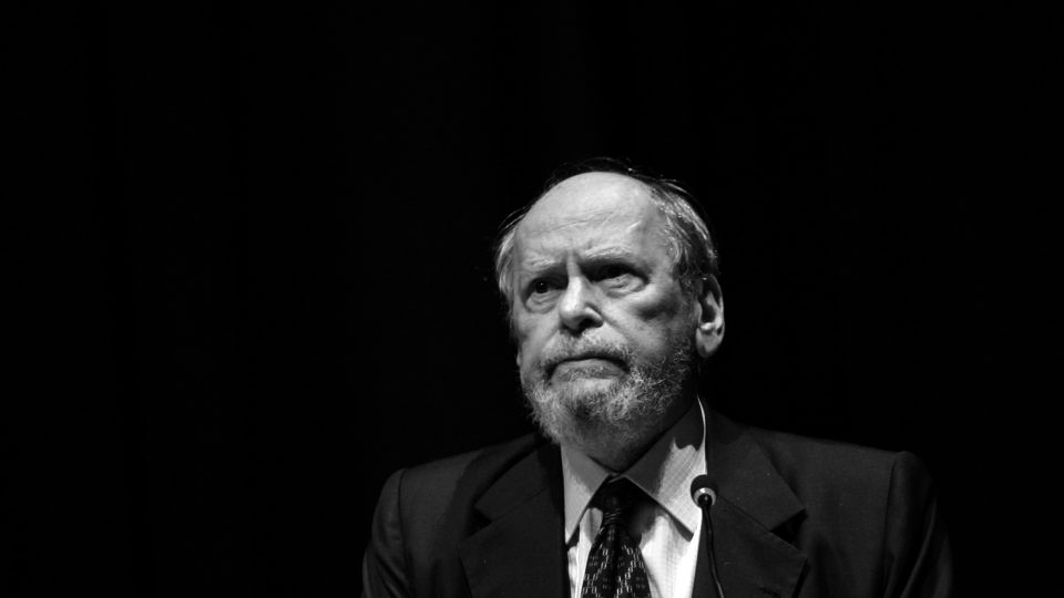 Retrato Sóbrio: Homem Pensativo em Preto e Branco