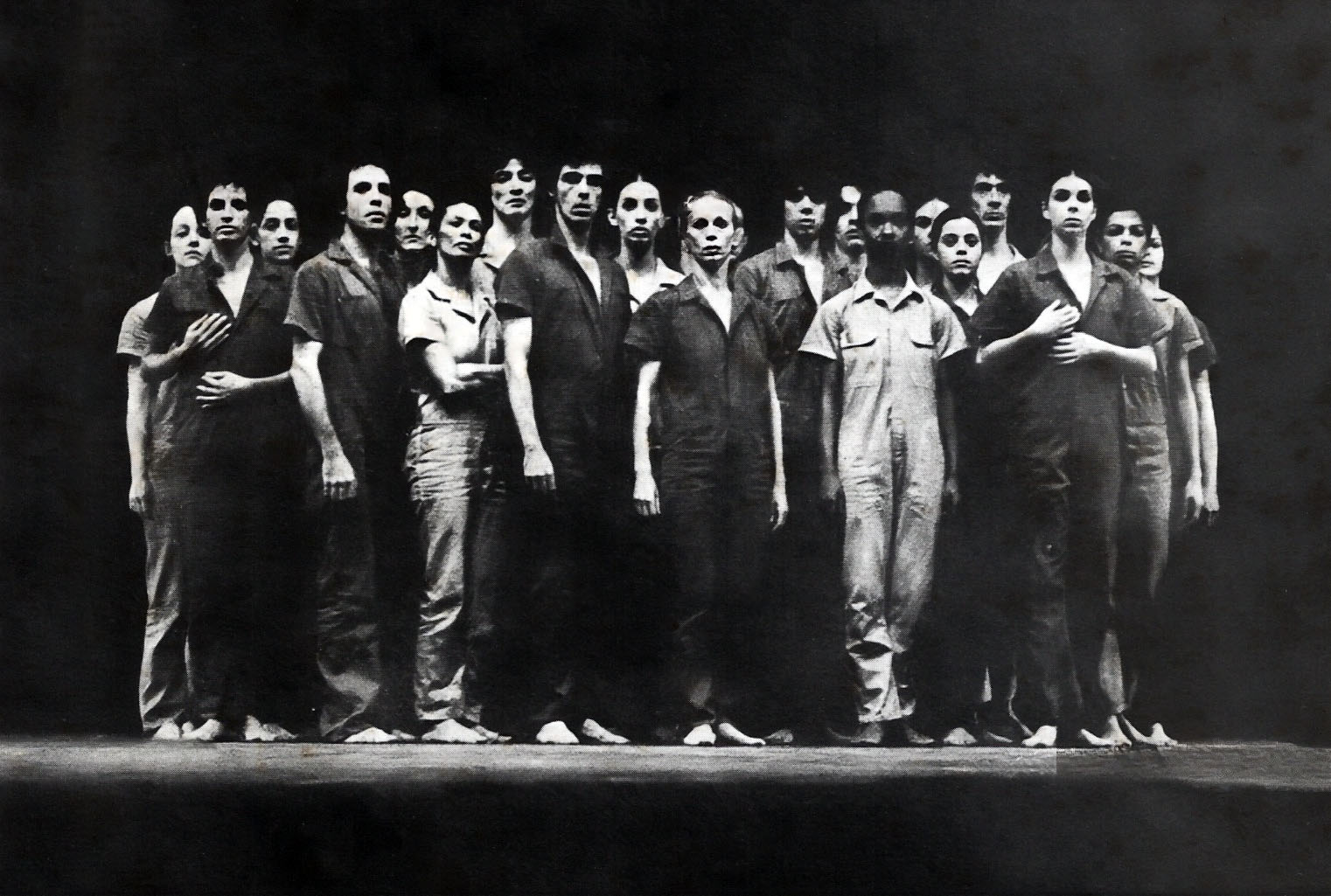 Expressão Coletiva: Performance Artística Intensa em P&B