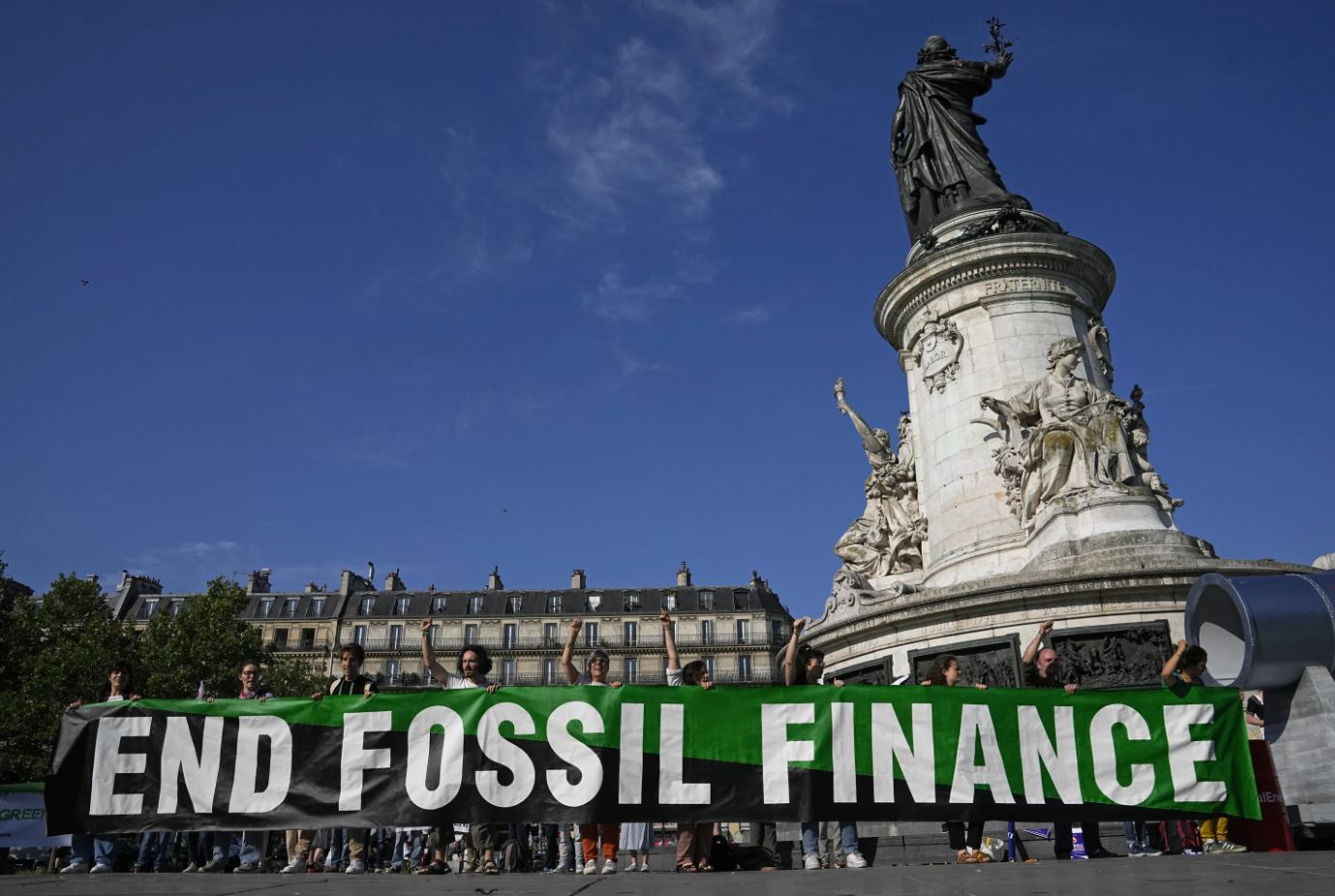 Ativistas pedem Fim ao Financiamento Fóssil em Paris