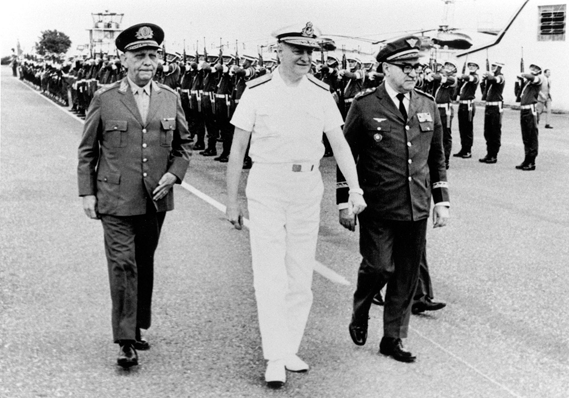 Cúpula Militar em Desfile: Generais e Almirante