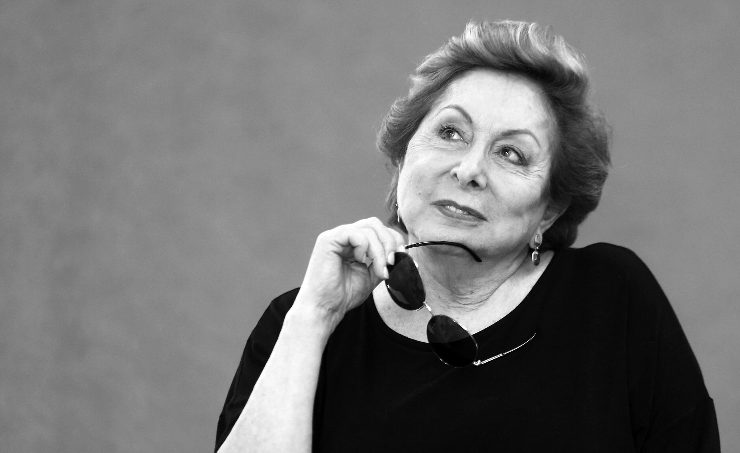 Retrato de Mulher Sênior Pensativa com Óculos de Sol