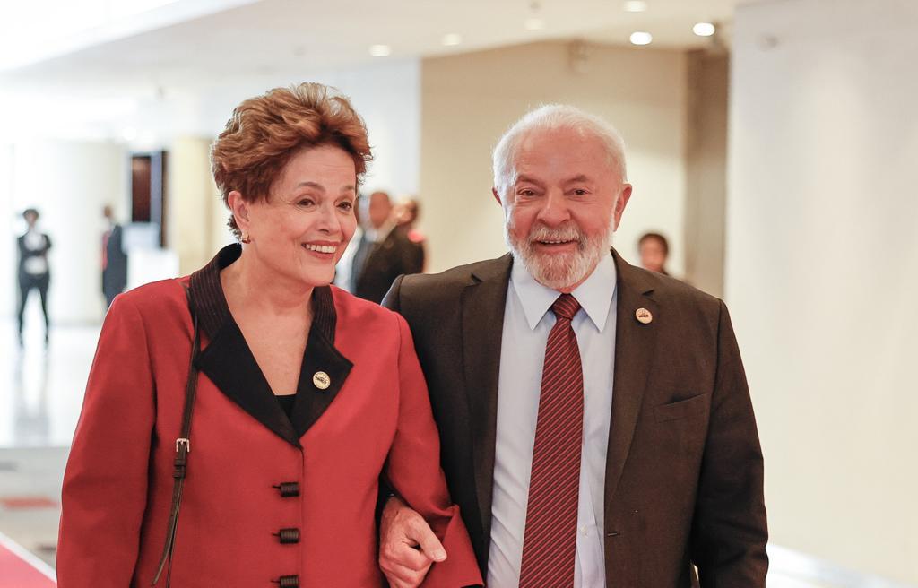 Dilma e Lula: Sorrisos e União em Evento Político