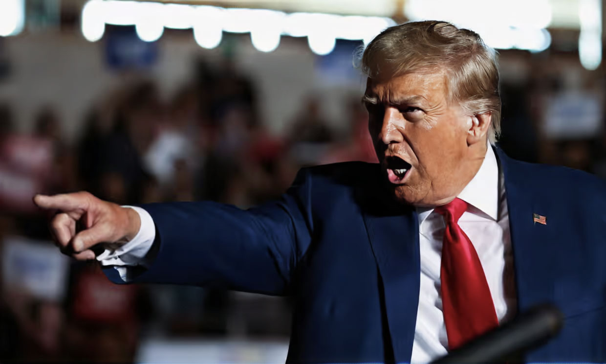 Donald Trump em discurso intenso, apontando