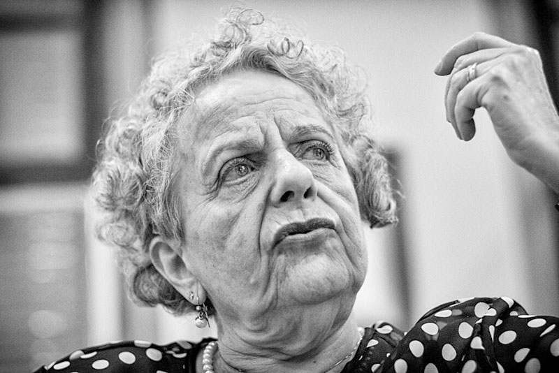 Mulher Idosa, Olhar Contemplativo, Mão em Gesto