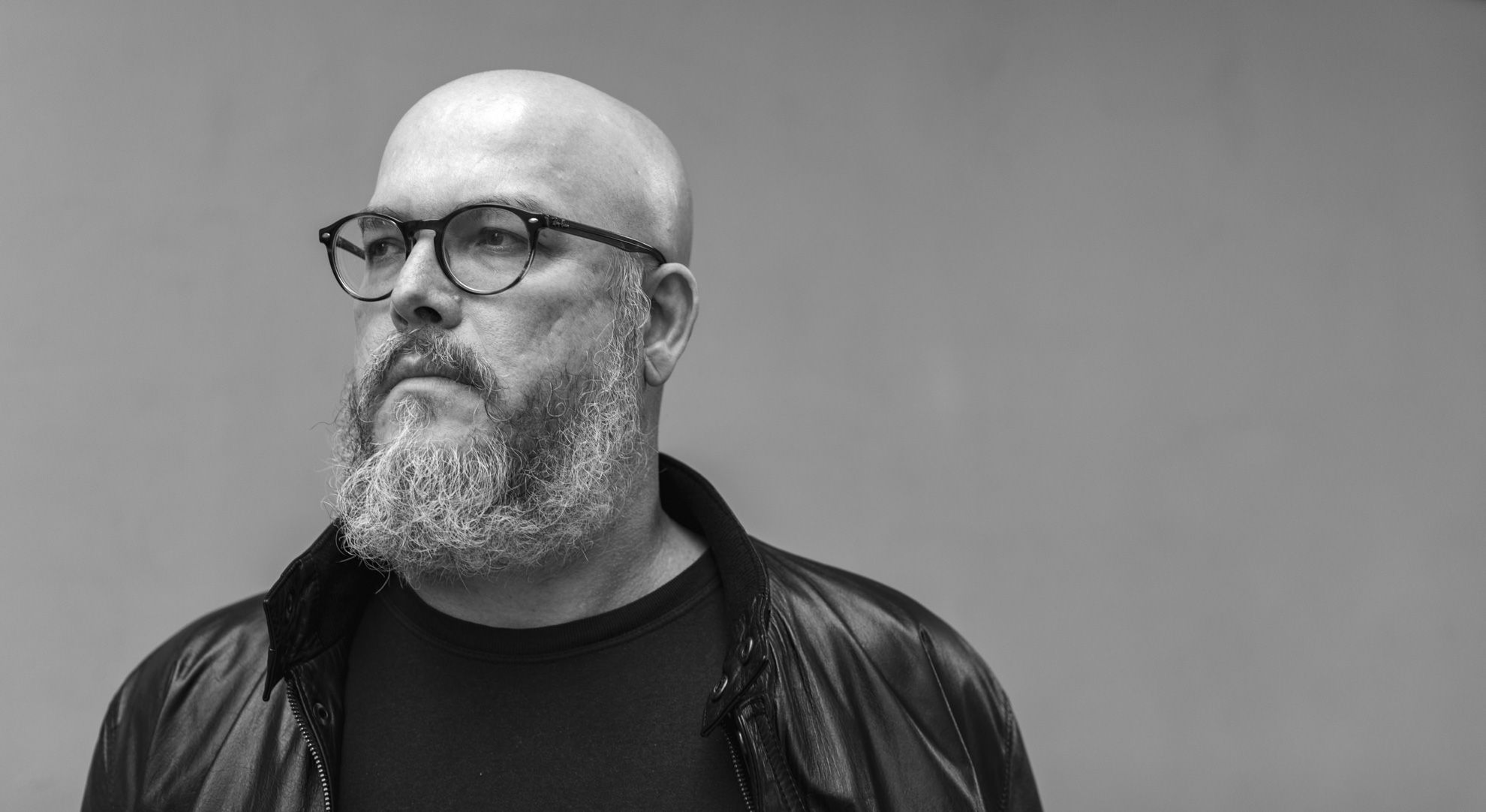 Homem Barbudo de Óculos em Preto e Branco