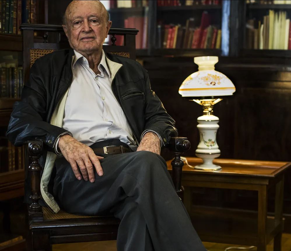 Retrato de Figura Intelectual em Biblioteca Clássica