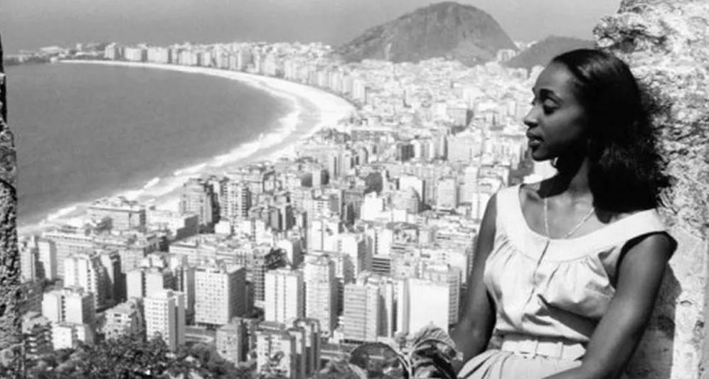 Mulher negra contemplando Copacabana e Pão de Açúcar, Rio