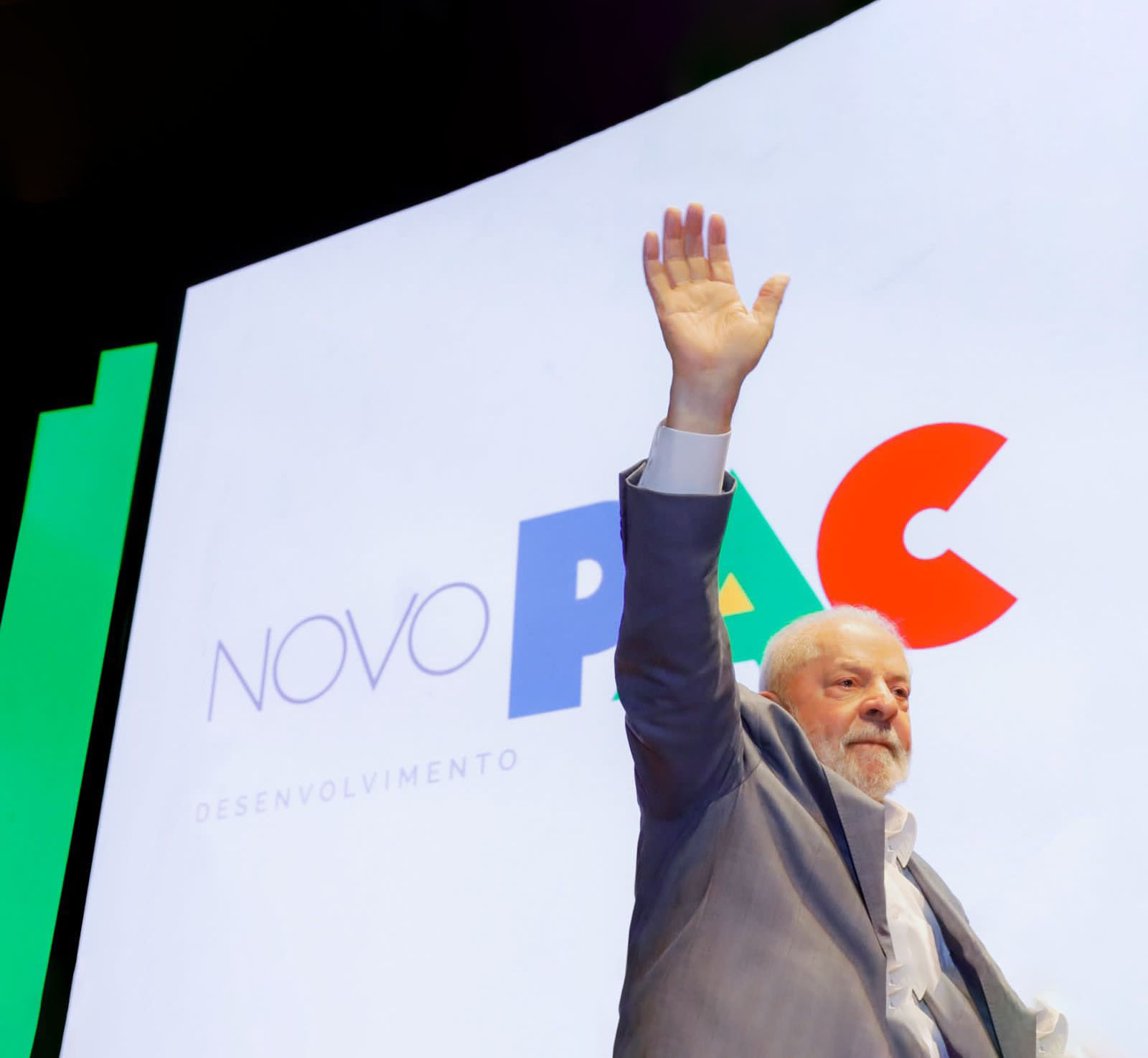 Lula lança Novo PAC: Desenvolvimento e esperança no Brasil.